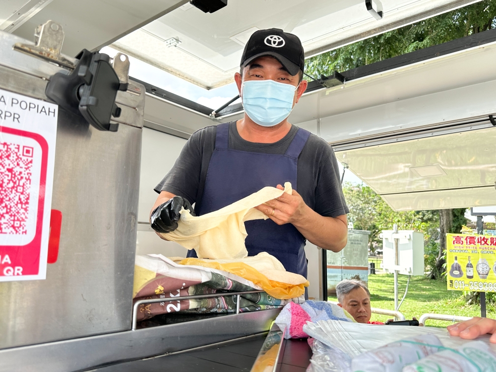 Alan Ong is the man behind this travelling 'popiah' food truck from Melaka.