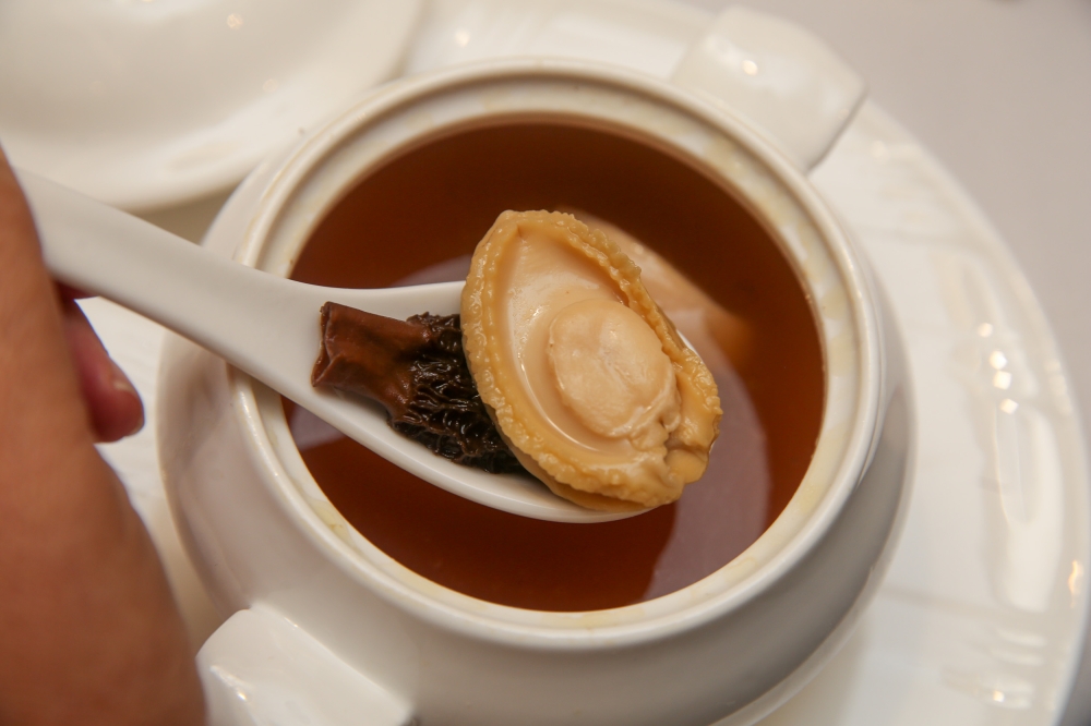 Morchella Mushroom Abalone Elixir is full of goodness for the body with abalone, morel mushroom and fish maw.