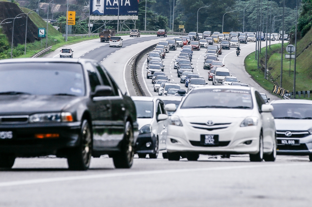 Governments and experts are looking into a variety of measures to control the growing number of cars on Malaysian roads. — Picture by Hari Anggara