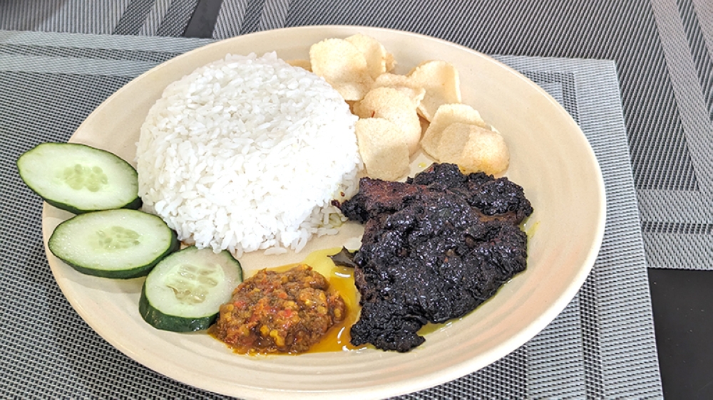 Nasi Kicap Oli with 'daging' is one of my favourite things here, if only for the 'sambal gesek power'.