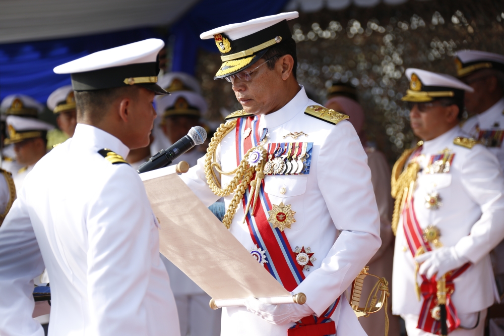 Royal Malaysian Navy Chief Admiral Tan Sri Abdul Rahman (centre) commissions the KD SRI SABAH and KD SRI SARAWAK thus bestowed Commanding Officer during a ceremony in Tanjung Gelang, Kuantan on January 19, 2024. — Picture courtesy of the Royal Malaysian Navy