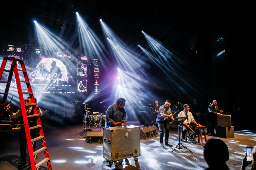 One of the segments from the show saw Zainal and his bandmates performing using unconventional instruments such as storage casing, chair and a step ladder. — Picture by Hari Anggara.