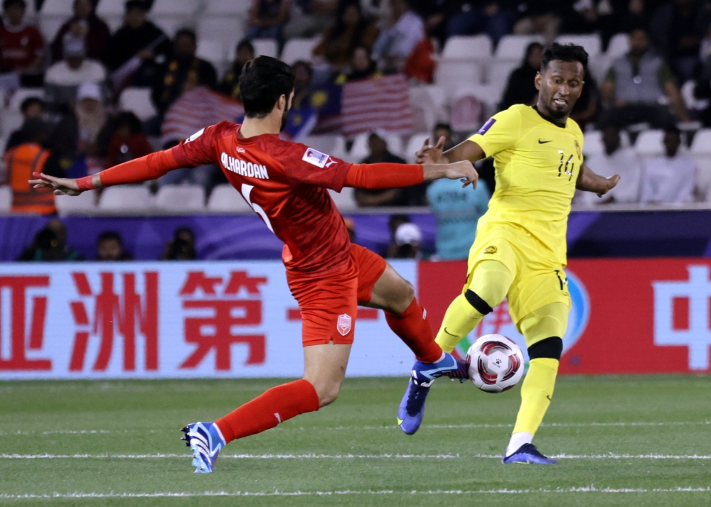 Harimau Malaya midfielder Mohamed Syamer Kutty Abba (right) has called on his national teammates to go into the Asian Cup match against  South Korea with a never-say-die attitude. — Bernama pic