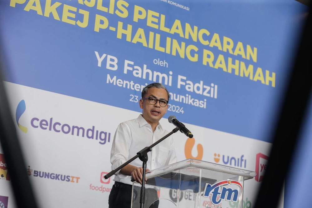 Communications Minister Fahmi Fadzil says Tun Dr Mahathir Mohamad should do self-reflection in his old age and he should leave a good image, instead of scaring and releasing an inappropriate statement. — Picture by Sayuti Zainudin