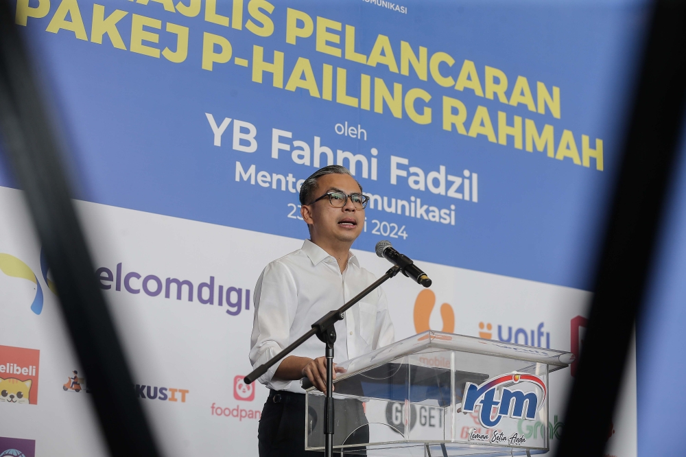 Communications Minister Fahmi Fadzil says Tun Dr Mahathir Mohamad should do self-reflection in his old age and he should leave a good image, instead of scaring and releasing an inappropriate statement. — Picture by Sayuti Zainudin