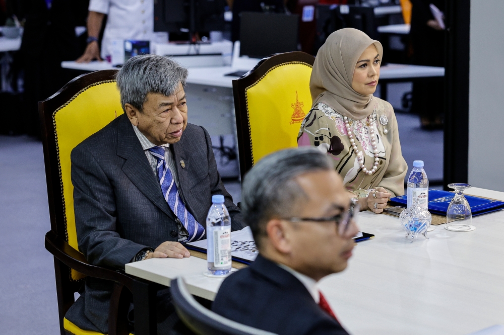 Sultan of Selangor Sultan Sharafuddin Idris Shah and Tengku Permaisuri Selangor Tengku Permaisuri Norashikin with Communications Minister Fahmi Fadzil during their visit to Bernama headquarters in Kuala Lumpur, January 23, 2024. — Bernama pic 