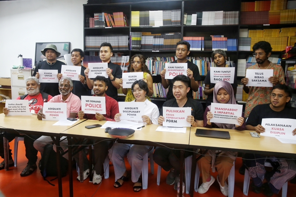 Suaram, a member of the Coalition of Malaysian NGOs in the UPR process (Comango) in a recent press conference questioning the Independent Police Conduct Commission (IPCC), January 22, 2024. — Picture by Choo Choy May