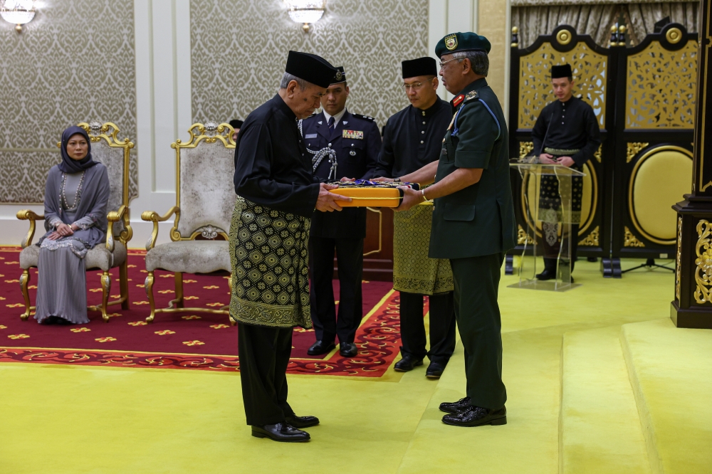 Tun Wan Junaidi Tuanku Jaafar receives the instrument of appointment from Yang di-Pertuan Agong Al-Sultan Abdullah Ri'ayatuddin Al-Mustafa Billah Shah in a ceremony at Balairung Kecil, Istana Negara January 26, 2024. — Bernama pic