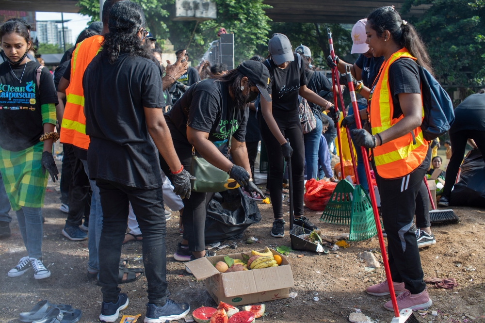 Volunteers of Clean Thaipusam in action. — Picture by Shafwan Zaidon