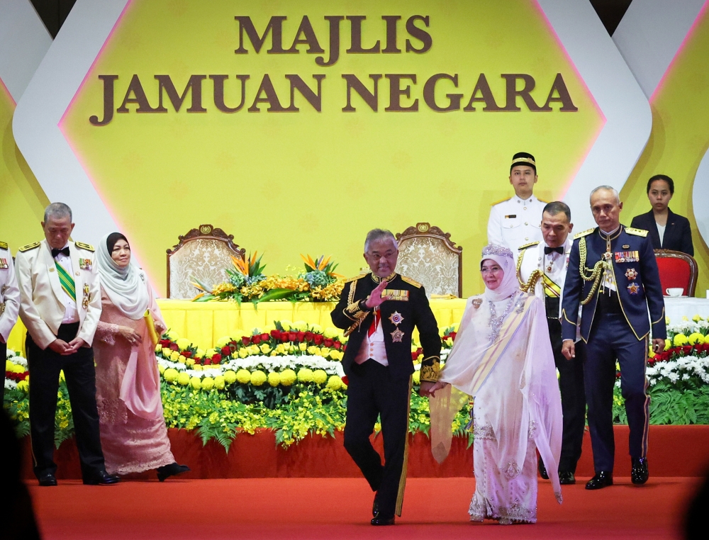 Yang di-Pertuan Agong Al-Sultan Abdullah Ri’ayatuddin Al-Mustafa Billah Shah and Raja Permaisuri Agong Tunku Azizah Aminah Maimunah Iskandariah wave as they leave the State Banquet ceremony in conjunction with the completion of His Majesty's  reign January 27, 2024. — Bernama pic