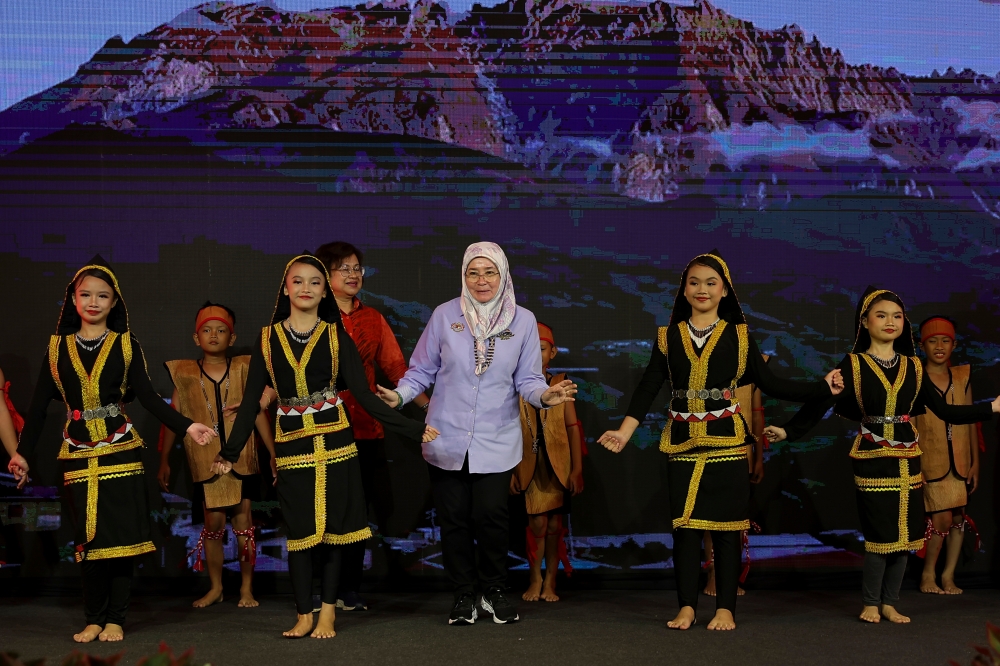 Raja Permaisuri Agong Tunku Azizah Aminah Maimunah Iskandariah (centre) joins in the Sumirid dance with members of the Liwan Ranau Dusun Tribe during the Kembara Kenali Borneo tour at Pentas Budaya, Kundasang, Sabah in this file photo taken on September 5, 2023. — Bernama pic