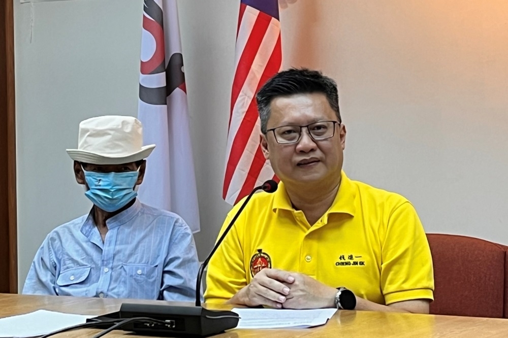 Bukit Assek assemblyman Joseph Chieng (right) and the victim at a press conference in SUPP headquarters in Sibu. — Borneo Post pic