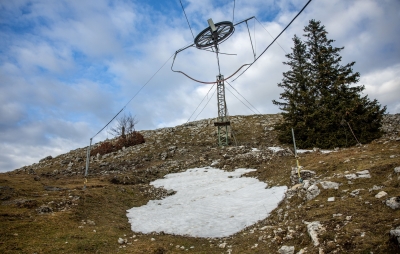 Swiss ski spot left snowless, deserted by mild January
