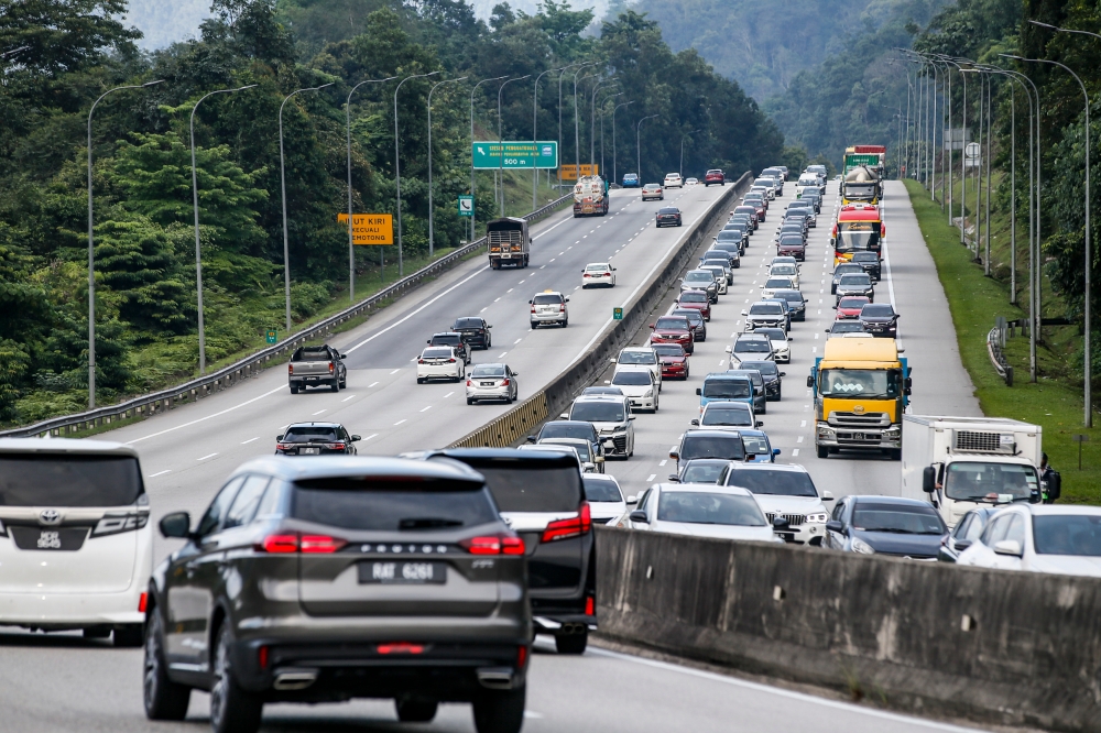 The Malaysian Highway Authority expects an increase in traffic volume of up to 2.4 million vehicles daily starting tomorrow in conjunction with the Chinese New Year celebration. — Picture by Hari Anggara.