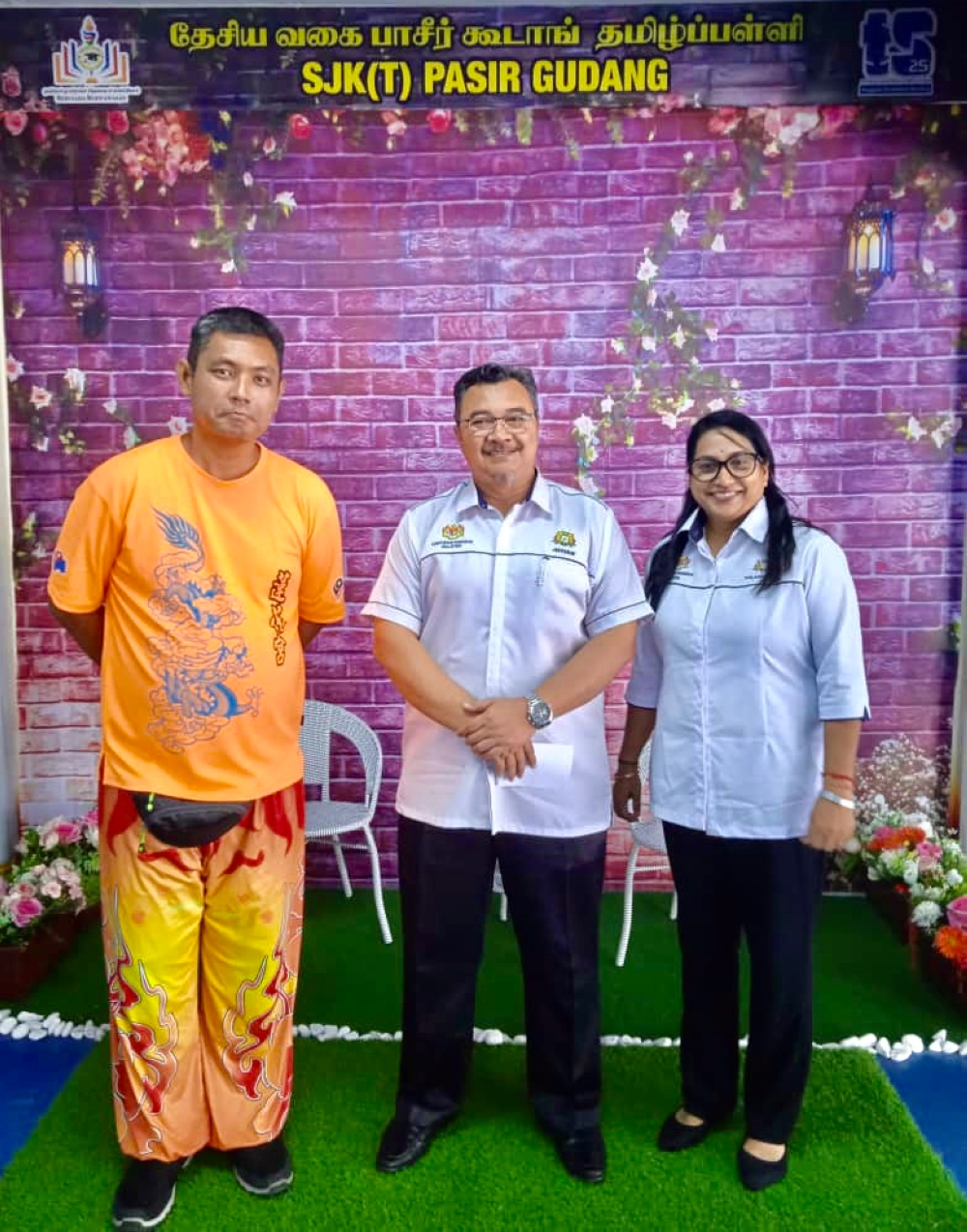 (From left): Tom Chan Tian Hwa, Pasir Gudang deputy education district officer Mohd Jefferin Saat and SJKT Pasir Gudang headmistress C. Thilagavathy. — Picture courtesy of SJKT Pasir Gudang