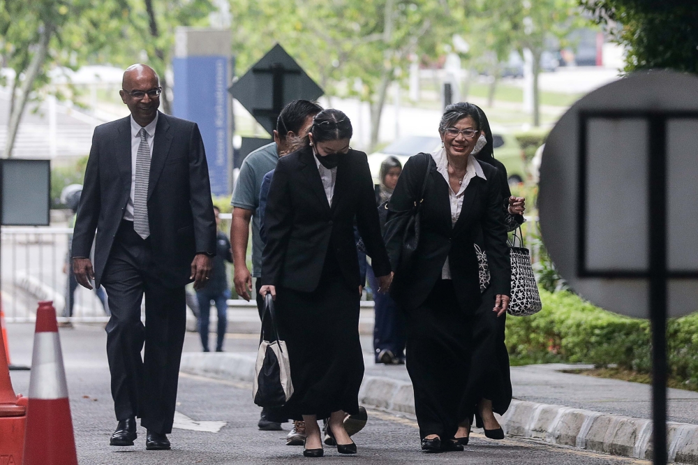 Nik Elin Zurina Nik Abdul Rashid (right) and her team arrive at the Palace of Justice in Kuala Lumpur February 9, 2024. — Picture by Sayuti Zainudin