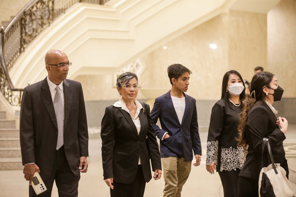 Lawyer Nik Elin Zurina Nik Abdul Rashid (second from left) and her team arrive at the Palace of Justice in Kuala Lumpur February 9, 2024. — Picture by Sayuti Zainudin