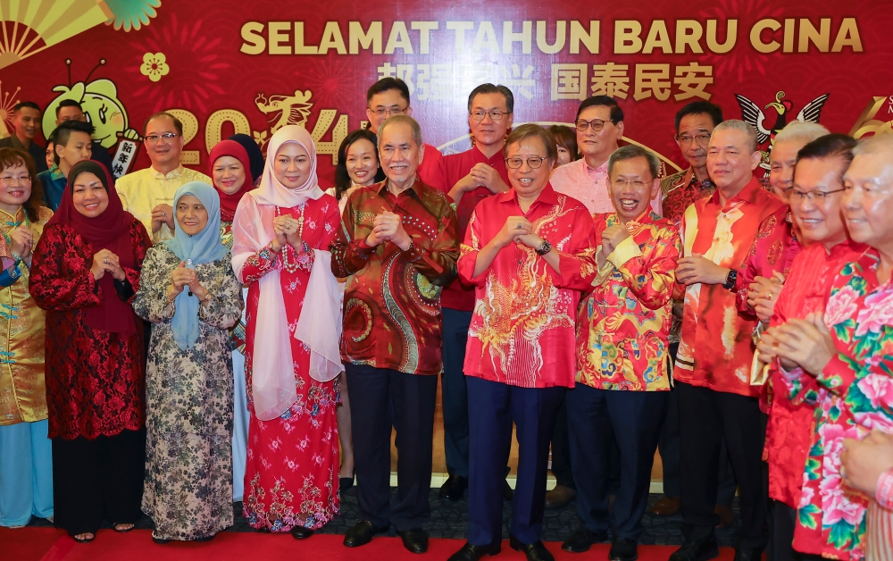 Yang Dipertua Negeri Sarawak Tun Dr Wan Junaidi Tuanku Jaafar (fifth from left) and his wife Toh Puan Datin Seri Fauziah Mohd Sanusi (fourth from left) at the Chinese New Year open house at the Borneo Convention Centre Kuching February 10, 2024. Also present are Deputy Prime Minister Datuk Seri Fadillah Yusof (fourth from right) and Sarawak Premier Tan Sri Abang Johari Openg (sixth from right). — Bernama pic