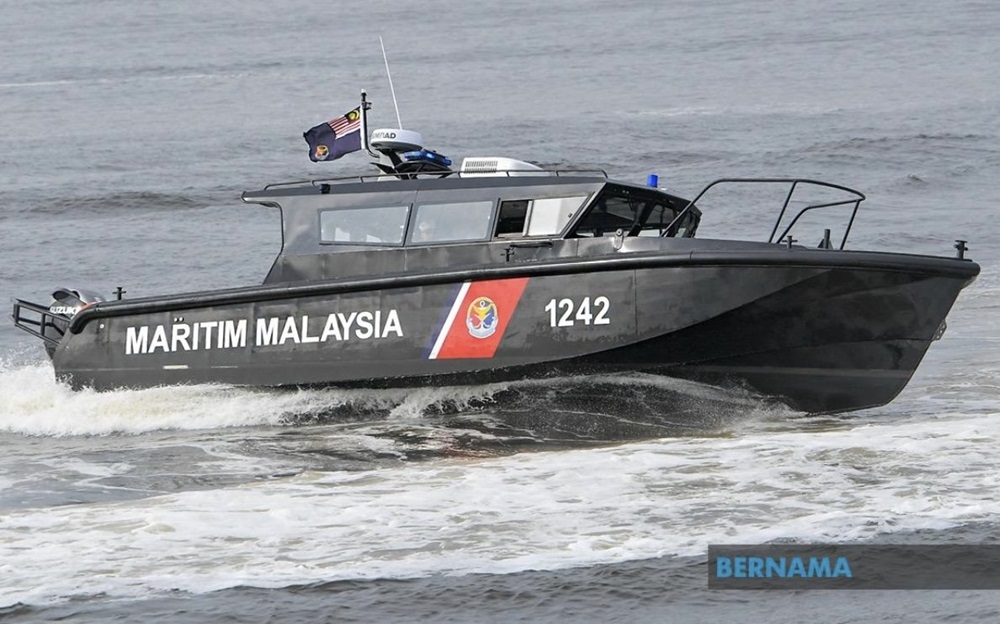 Kuala Perlis Maritime Zone director Mohd Hashim Mat Zain, said three skippers and eight crew members aged 18 to 42 were apprehended. — Picture via X/Bernama