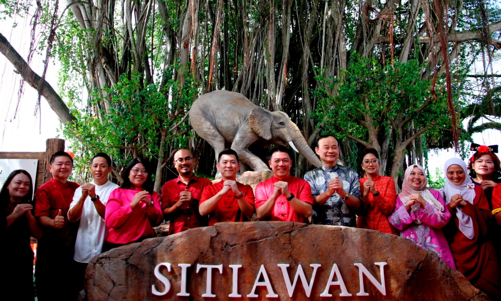 Housing and Local Government Minister Nga Kor Ming today (6th right) poses for a picture after officiating the Setia Kawan sculpture at Kampung Koh Heritage Community Centre in Sitiawan February 11, 2024. — Bernama pic