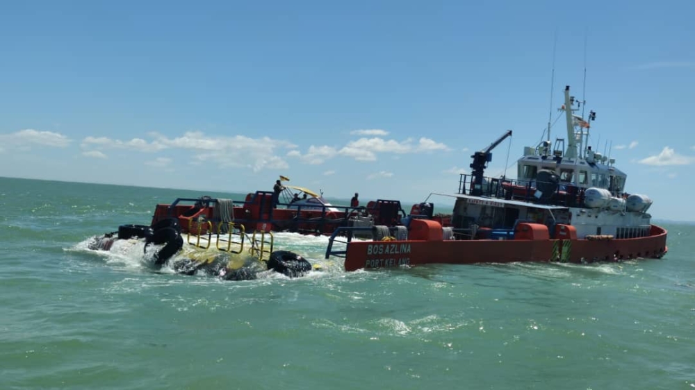 The sinking Bos Azlina vessel. — Borneo Post Online pic