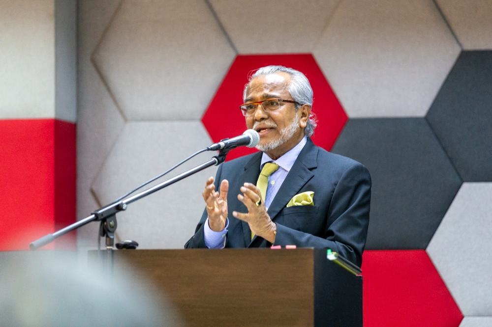 Tan Sri Muhammad Shafee Abdullah said he only displayed the cover letter from the document and not any of its contents, which he did not share as he did not have Najib’s express permission to do so at the time. — Picture by Raymond Manuel