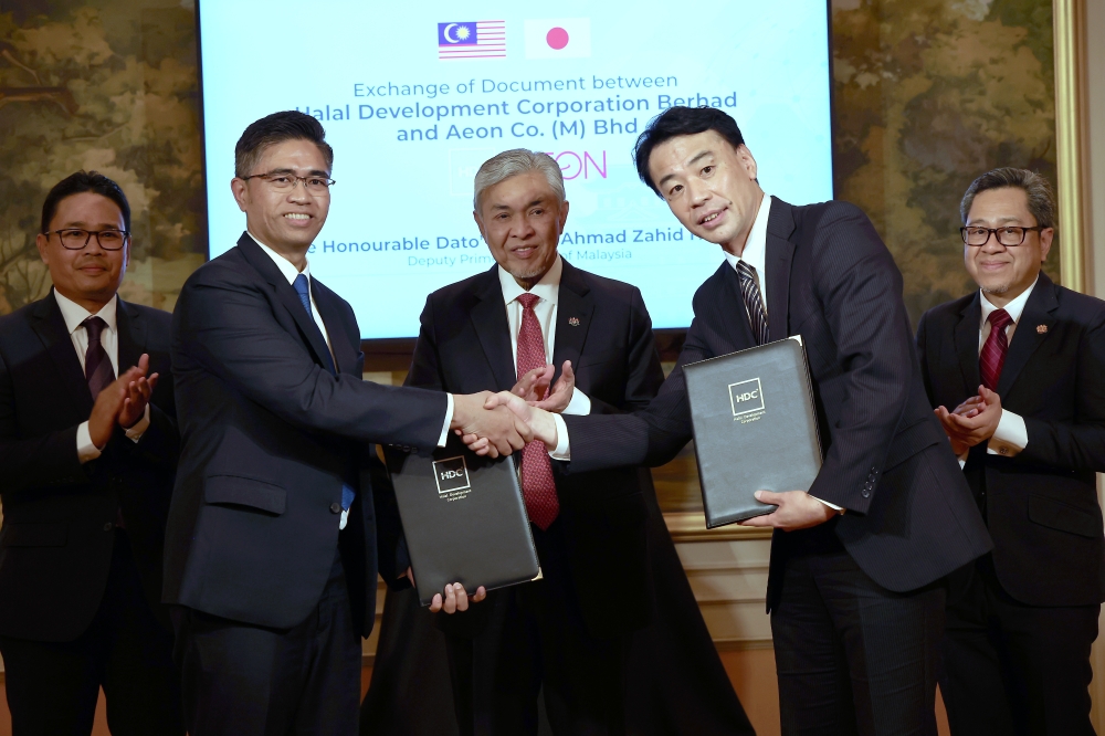 Deputy Prime Minister Datuk Seri Dr Ahmad Zahid Hamidi witnessing the exchange of Memorandum of Understanding (MOU) documents between Halal Development Corporation Berhad (HDC), Nippon Express and the Japan International Cooperation Agency (JICA, in Osaka, February 22, 2024. — Bernama pic