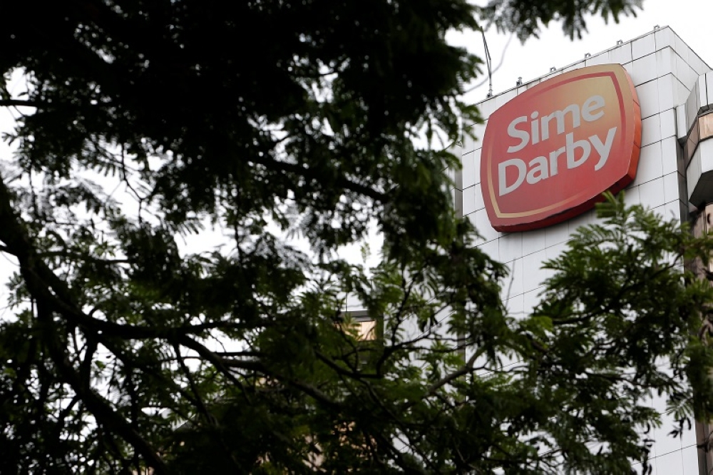 Sime Darby Property Bhd group managing director Datuk Azmir Merican said that every 1 per cent depreciation by the ringgit against the US dollar will cause an increase of 0.15 to 0.25 per cent for one “precision,” referring to an architectural term. ― Reuters pic