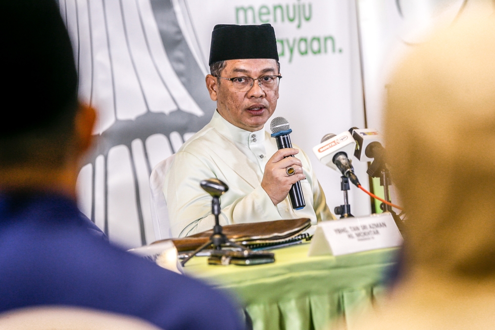 Minister in the Prime Minister’s Department (Religious Affairs) Datuk Mohd Na’im Mokhtar reminded all accredited Islamic preachers in the country to respect and uphold the sanctity of the holy month of Ramadan. — File picture by Hari Anggara