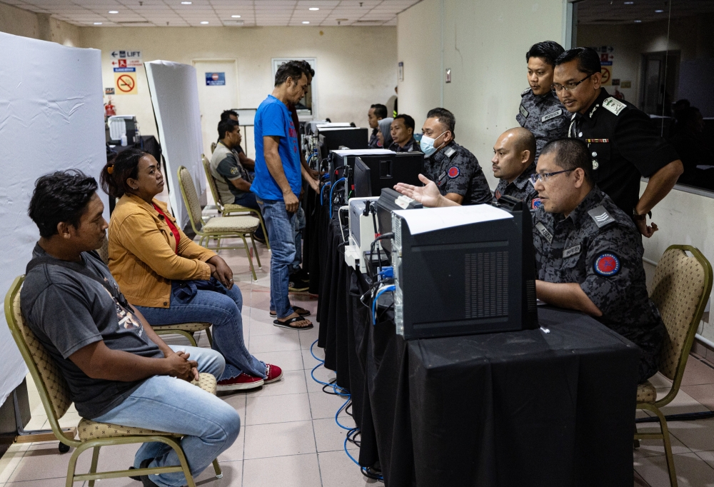 Perak Immigration Department director Meor Hezbullah Meor Abd Malik (right, back) oversees the Migrant Repatriation Programme at the Perak Immigration Department in Ipoh, March 12,  2024. — Bernama pic 