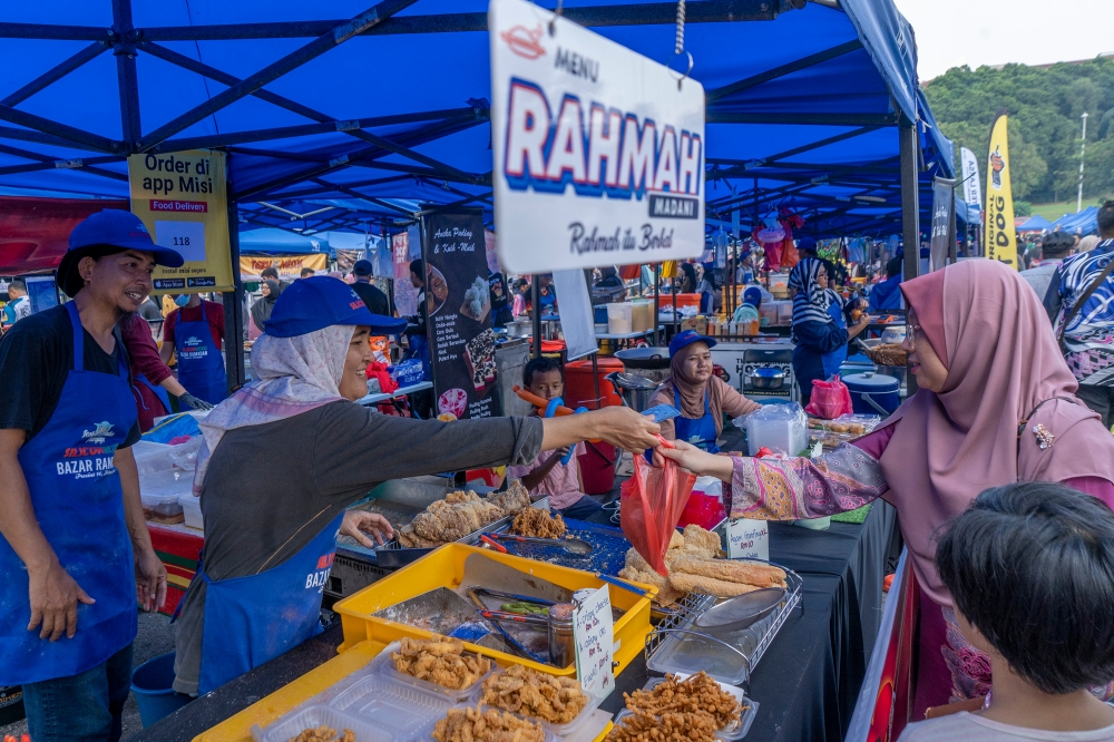 Hawkers enjoy brisk sales at the Bazar Ramadan Rahmah at Bazar Ramadan Presint 14 in Putrajaya. — Picture by Shafwan Zaidon