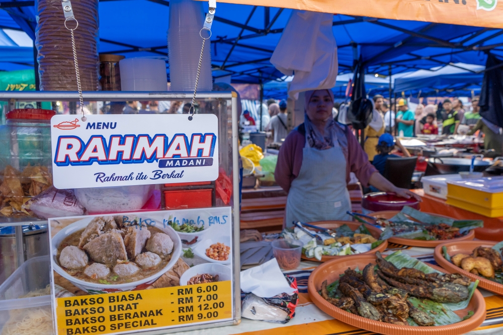 A stall selling bakso. However, Faiz Zainuddin said his dish of Indonesian noodles in soup with meatballs did not attract much sales, leading him to lower the price by RM1 and sell it as a Menu Rahmah item. — Picture by Shafwan Zaidon