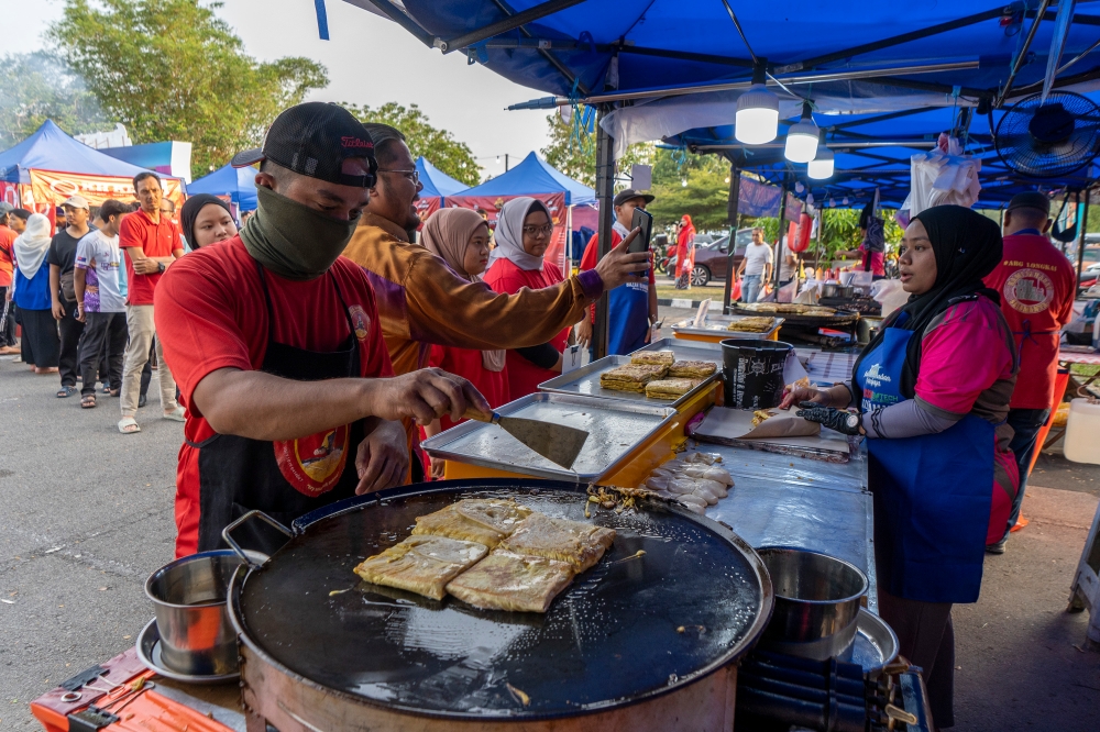 Kamarul Hisham said he has not cut any corners when making the dish of fried flour pancake filled with eggs and spiced minced meat, despite the increase in the price of some raw goods. — Picture by Shafwan Zaidon