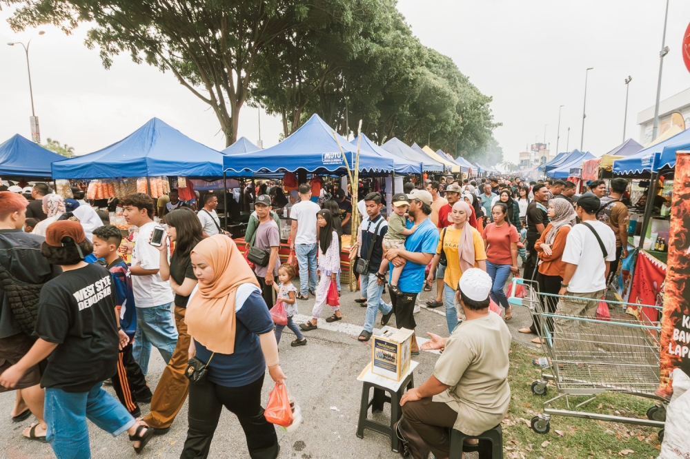 On the inaugural day of Ramadan, crowds of people flock to Bazaar Ramadan, indulging in traditional treats for their evening meal in Semenyih March 12, 2024. —Picture by Raymond Manuel