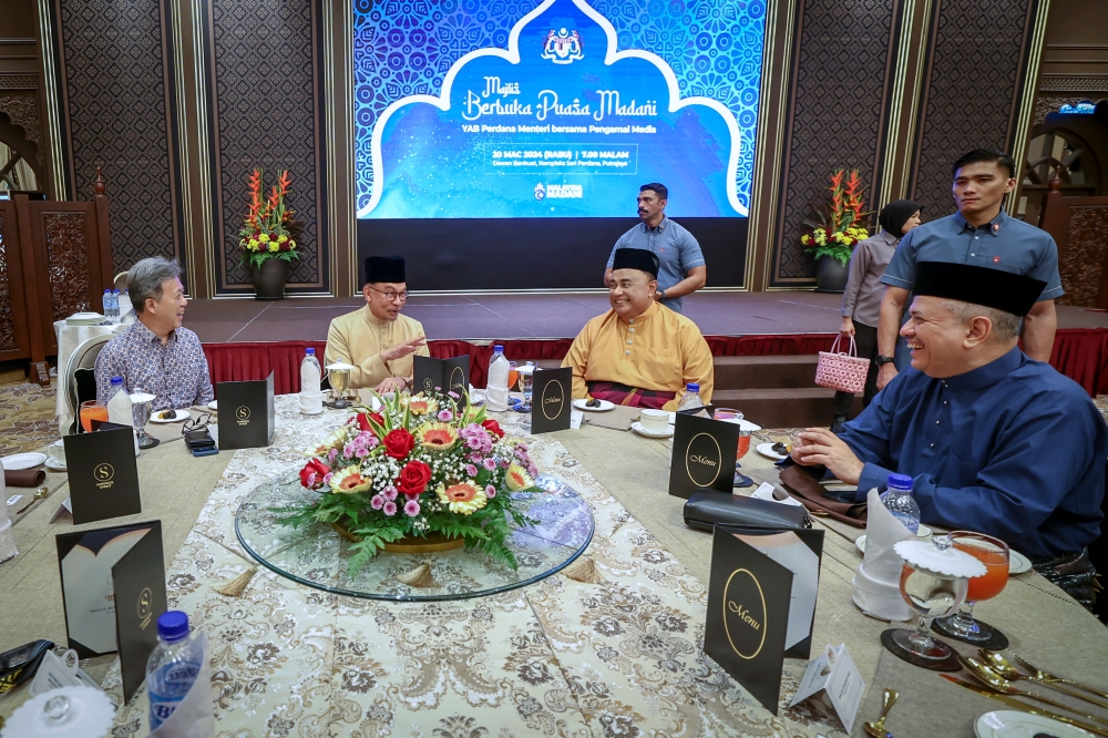 Prime Minister Datuk Seri Anwar Ibrahim with (from left) Bernama chairman Datuk Seri Wong Chun Wai, Broadcasting Director-General Datuk Suhaimi Sulaiman and Media Prima Group Berhad chairman Datuk Seri Syed Hussain Aljunid are seen during the Madani Ramadan breaking of fast event with media practitioners in Putrajaya March 20, 2024. — Bernama pic