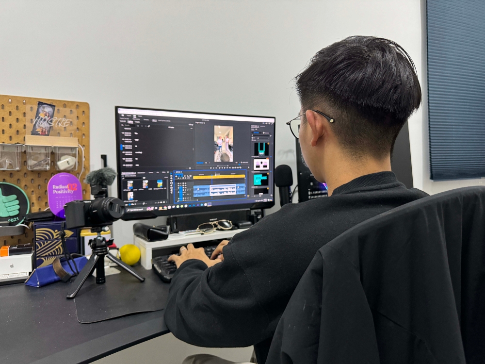 A behind-the-scenes picture of content creator Christopher Mathews Jacob editing a clip before posting it on social media. — Picture by Sayuti Zainudin