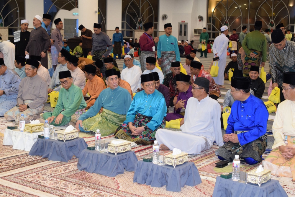 Abang Johari (fourth, right) seen with the Yang di-Pertua Negeri Tun Pehin Seri Wan Junaidi Tuanku Jaafar (third, left) during the State Level Nuzul Al-Quran Celebration at the Al-Muttaqin Mosque last night. ― Picture by Roystein Emmor via The Borneo Post