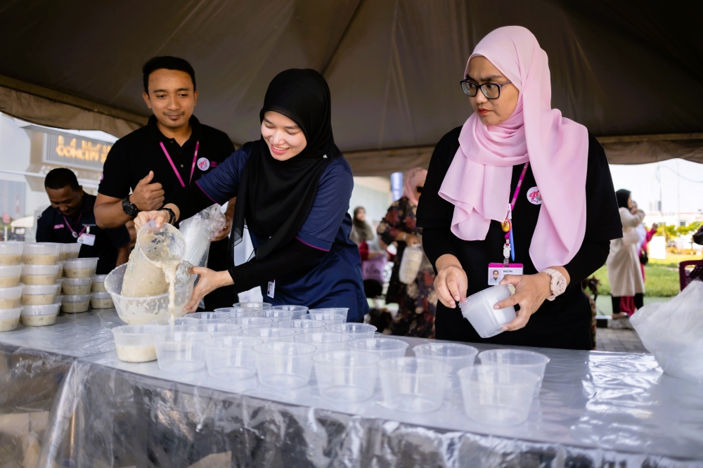 Volunteers from Aeon prepare 'bubur lambuk'. — Picture courtesy of Aeon