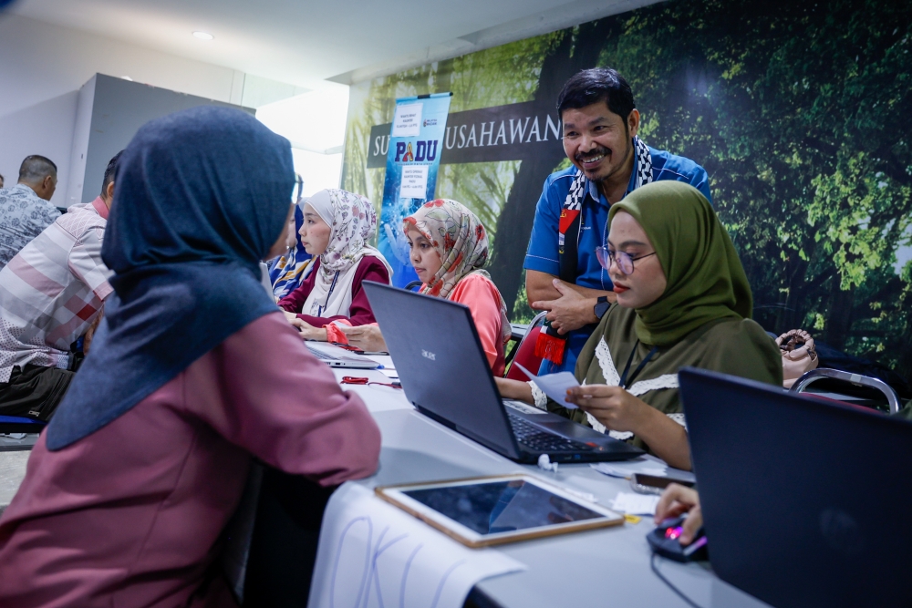 Chief Statistician Datuk Seri Mohd Uzir Mahidin (standing right) during a survey of the Main Database System (Padu) registration at the Melaka Urban Transformation Centre (UTC), March 28, 2024. — Bernama pic 