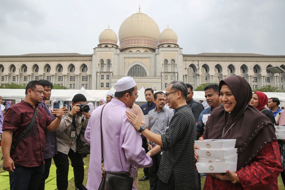 Communications Minister Fahmi Fadzil mingles with the crowd at the 2024 Bernama Ramadan CSR Programme at Padang Kompleks Perbadanan Putrajaya on March 29, 2024. — Picture by Yusof Mat Isa