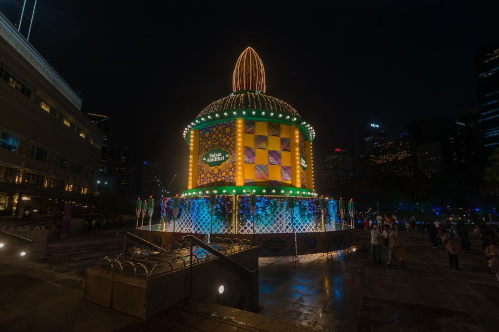 The 60-feet pelita installation at Suria KLCC lights up the Esplanade KLCC area. — Picture by Raymond Manuel