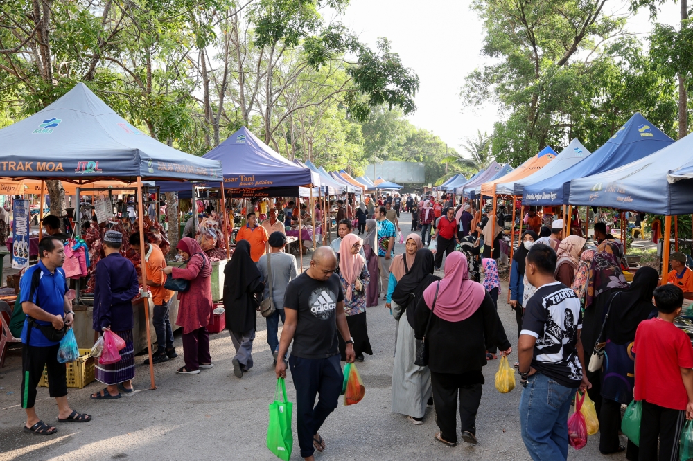 The Kelantan Ministry of Domestic Trade and Cost of Living managed to save a total of 2,467.79 kilogrammes of food and drinks from several Rahmah Ramadan Bazaars through the MySaveFood@Ramadan 2024 programme. — Bernama pic