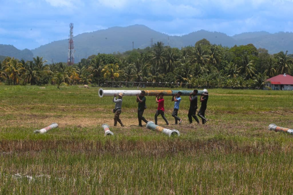 The men at Kampung Talang getting the 'meriam talang' ready to be fired on Raya eve. — Picture by Farhan Najib