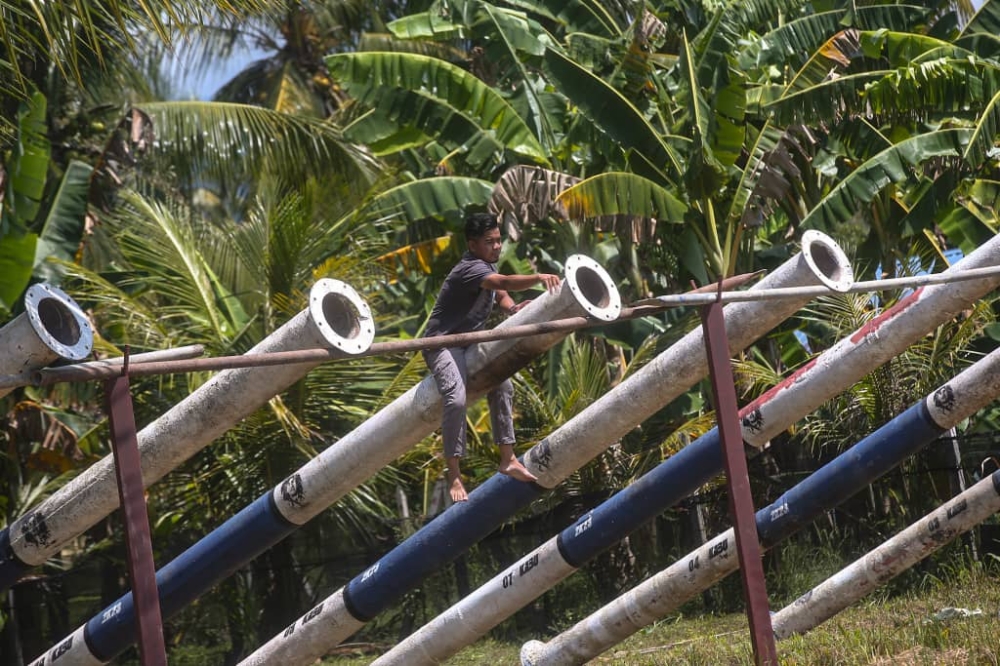 Eight teams of 10 tending to the 80 cannons. — Picture by Farhan Najib