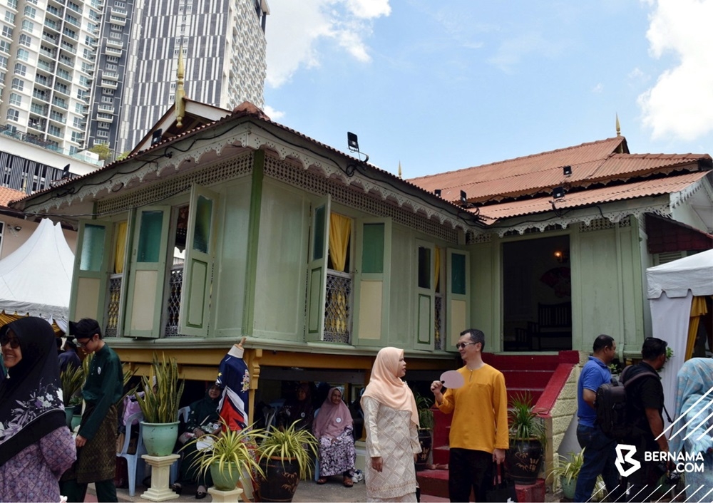 Melaka Chief Minister Datuk Seri Ab Rauf Yusoh said the state government will channel a one-off allocation of RM100,000 for restoring and preserving Villa Sentosa in Kampung Morten. — Picture via X/Bernama 