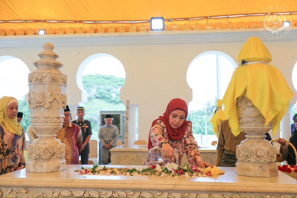 Her Majesty Raja Zarith Sofiah, Queen of Malaysia, today visited the Al-Ghufran Royal Mausoleum Bukit Chandan in Kuala Kangsar, Perak. — Picture via Facebook/Sultan Ibrahim Sultan Iskandar 