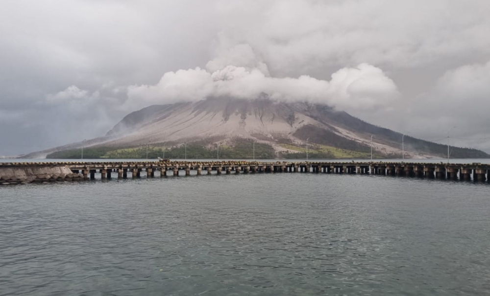 The volcanic eruption at Mount Ruang in Indonesia has resulted in the formation of ash clouds moving towards the Kota Kinabalu. — AFP pic/Centre for Volcanology and Geological Hazard Mitigation (PVMBG)