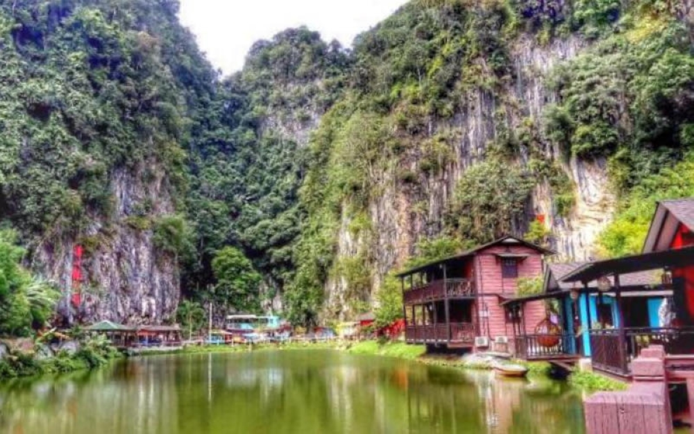 On April 8, Ipoh police chief, ACP Abang Zainal Abidin Abang Ahmad, confirmed that a 44-year-old local man died after being hit by a falling rock at the Qing Xin Ling Leisure and Cultural Village, located at the foothills of Gunung Rapat, in an incident that occurred around 11.30am.