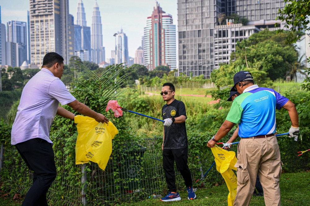 Natural Resources and Environmental Sustainability Minister Nik Nazmi Nik Ahmad after officiating the plogging programme in conjunction with Earth Day 2024 at the Sungai Bunus Urban Garden in Kuala Lumpur April 22, 2024. — Bernama pic