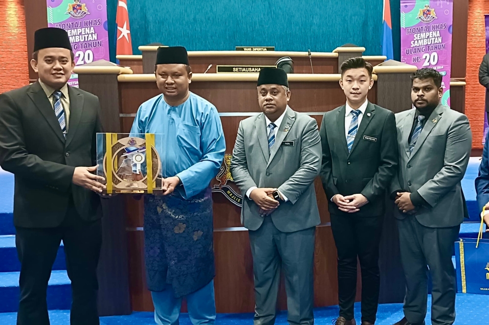 Kulai Municipal Council (MPKu) president Mohd Fahmi Salam (left) with the district councillors after the meeting at the municipal council building in Kulai, April 25, 2024. — Picture by Ben Tan